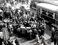 Davy Brňanů u sovětských tanků před hlavním nádražím v Brně