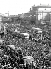 Sovětské tanky a obrněné transportéry v obležení davů před budovou hlavního nádraží v Brně