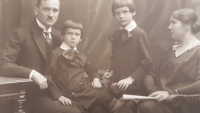 Rudolf a Jana Chalupovi se syny Zdislavem a Vlastislavem, Zdislav sedí vlevo u otce
