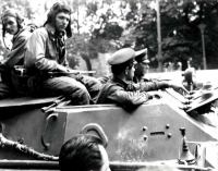 Posádka sovětského tanku 21. srpna v centru Brna