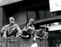 Sovětští vojáci před budovou pošty u hlavního nádráží v Brně