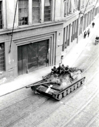 Sovětské tanky na ulici Dornych v Brně