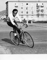 Emil Sedlačko ako stavebný majster v Trenčíne na Sihoti (1964)