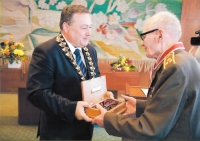 Jan Plovajko přebírá v roce 2011 ocenění Čestný občan města Trutnova
