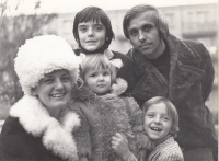 Rodina Kalinova, zleva nahoře syn Tomáš, Ivan, manželka Božena, dcera Andrea a syn Igor, Zlín/Gottwaldov, cca 1976