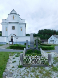 Pomník obětem světových válek v Bohdíkově se jménem bratra Jaromíra Doležala