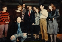 Městské divadlo Zlín po zkoušce Zahradní slavnosti, Václav Havel uprostřed, Ivan Kalina pátý zleva, 7. března 1990