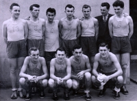 Basketbalové družstvo v Karviné, osm členů u PTP, Václav Šulista nalevo, 1951