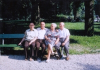 Václav Šulista (uprostřed) s bratrem Miroslavem (vlevo) a rodiči při setkání v Rakousku, 80. léta 20. století