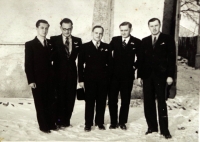 Manžel D. Jírové Miloš Jíra (zcela vlevo) a jeho bratr (zcela vpravo), majitelé velkostatku, oba tragicky zemřeli v souvislosti s kolektivizací
