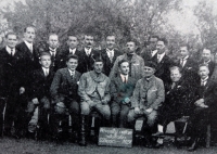 Otec pamětnice Fr. Procházka s mužským pěveckým sborem Vyšehrad, jehož byl dirigentem (sedící za cedulí)
