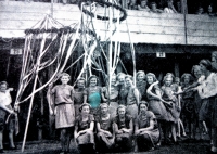D. Jírová (druhá řada, třetí zleva) jako cvičenka na sokolském sletu v roce 1938