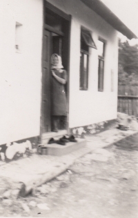 Matka Jaroslava Pánka v domku ve Vlkově, 1940
