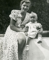 Ivan M. Havel s maminkou Boženou na Havlově