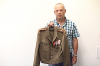 S uniformou svého otce