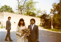 Svatba Ivana M. Havla a Dagmar, za nimi svědek Martin Palouš, 1989