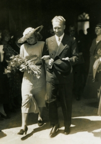 Svatba rodičů - Václava M. Havla a Boženy, rozené Vavrečkové (1935)