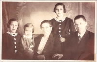 Rodiče pamětnice Františka a Rudolf Flurovi s dcerami Marií, Annou a Jiřinou, Jiřina je nejmladší, 1938