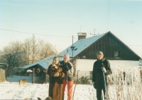 Matka Vlasta Holečková, Jitka Bubeníková, manžel Josef Bubeník. Rájov, 1990.