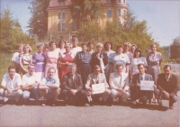 Učitelský sbor základní školy v Mariánských Lázních ve školním roce 1991/1992. Jitka Bubeníková stojící osmá zleva. Mariánské Lázně, 1992.
