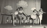 Děti v představení Zlatý klíček, Lanškroun, 1956