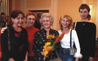 Eva Štanclová se svými žačkami, vlevo dcera Eva, 2003