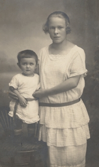 Eva se svou chůvou Lidkou Koblížkovou z Mistrovic, provdanou Kindlovou, 1924