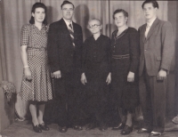 The Švihlík family
Family of Josef Švihlík, June 1948. From the left: Věra Švihlíková, néeMaroušková, Josef Švihlík, Anežka Propílková, née Žďárská, Helena Švihlíková, née Propílková, Evžen Švihlík.