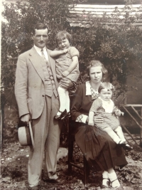 Rodina Zikova, Ema u otce, počátek 30. let 20. stol.