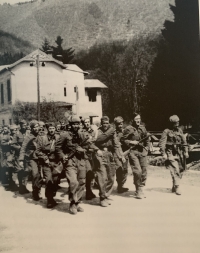 Vojaci I. československého armádneho zboru pochodujú Rajeckými Teplicami (30. apríla 1945)