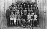 Ilona Kociánová (v 2. řadě vpravo vedle učitelky) se školním kolektivem / Horní Lhota / školní rok 1946/47