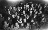 Ilona Kociánová se spolužáky / Horní Lhota / kolem roku 1948