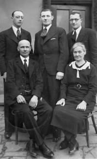 Otec Ilony Kociánové Jaroslav Onderka (uprostřed) s rodiči a bratry / kolem roku 1940