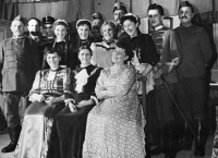 Ilona Kociánová (blond copy) s ochotníky z Hrabyně / 1958