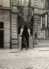 Reklama na film v kine Palace na dome Starkových