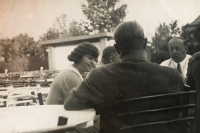 Starí rodičia v záhradnom kine