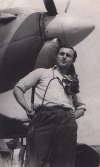 Stanislav Hlučka - s letadlem Spitfire 9