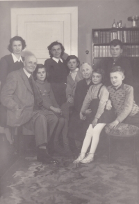 Vyfoceno ve vile Kořínkových, Iva Bejčková druhá zprava, vedle svého bratra