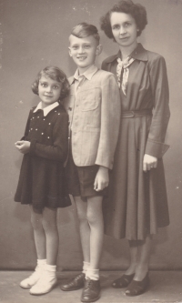 Do pardubické věznice posílala osiřelá rodina otci aktuální fotografie pořízené dědečkem Adolfem Štěpánkem