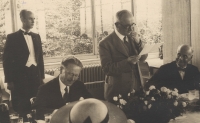 Strýc Bohumil Zych (vlevo) obsluhuje prezidenta Beneše po válce