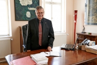 Oldřich Choděra ve své advokální kanceláři