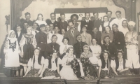 Hromadná fotka ochotníků z Chotěboře, Bohuslav Kořínek v druhé řadě, první zprava. Divadelní představení Odtroubeno, které se odehrálo 1. a 8. května 1937
