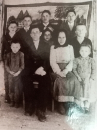A family photo  - Hanna Petrivna in the middle, as a little girl 