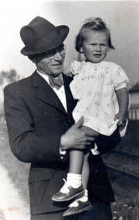 Maria Hrochová s tatínkem, rok 1941
