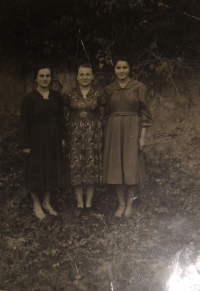 Hanna Petrivna Jankovska (vlevo) s kamarádkami