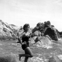 Květa Dostálová u Žlutého moře / Čína / polovina 50. let