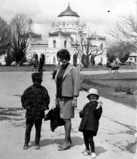 Květa Dostálová with her children / Afghánistan / 1967
