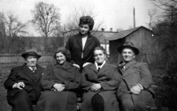Květa Dostálová s rodiči, tchánem a tchýní / 1956