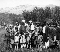 Děti Květy Dostálové se zaměstnanci české ambasády v Kábulu / kolem roku 1967