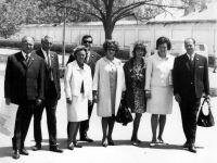 Květa Dostálová (uprostřed) s rodiči svých žáků z české ambasády v Kábulu / kolem roku 1967